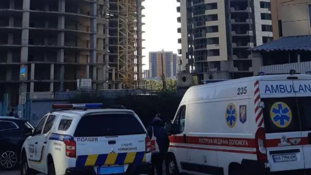 Поліція та медики на місці, де виявили загиблими двох неповнолітніх дівчат, які стрибнули з висоти, Київ, 9 жовтня 2023 року