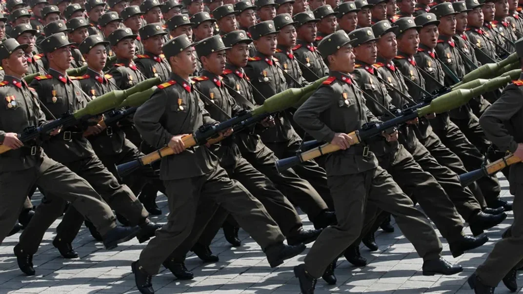 Северокорейские солдаты маршируют во время массового военного парада в Пхеньяне в честь 100-летия со дня рождения основателя Северной Кореи Ким Ир Сена 15 апреля 2012 года