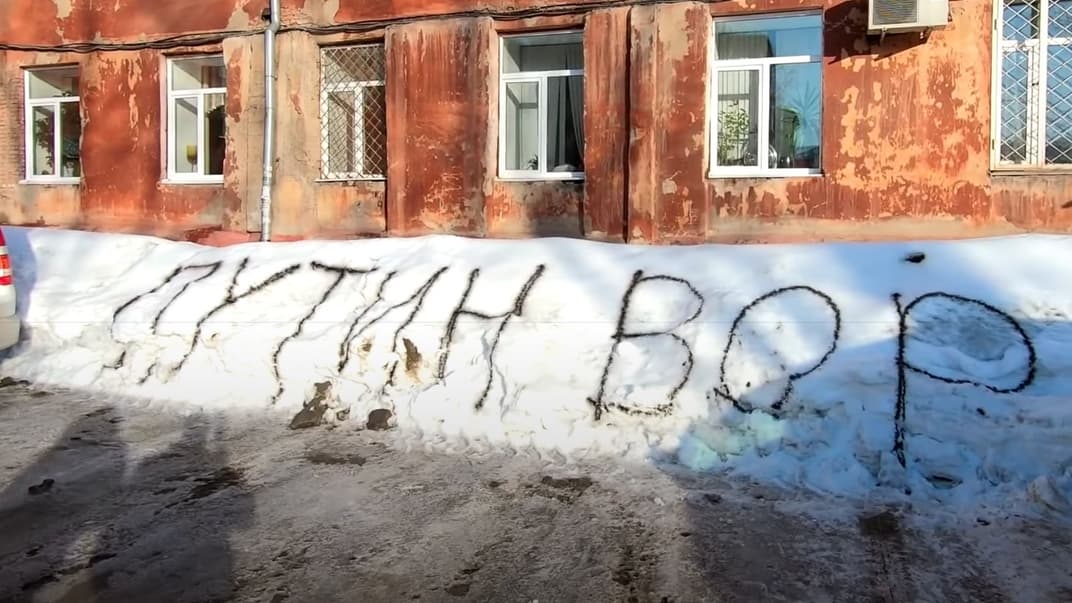 У Росії блогера оштрафували за напис «Путин вор» на снігу