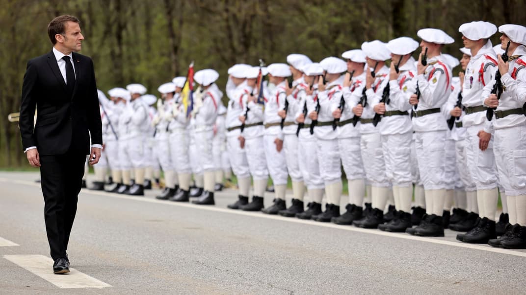 Президент Франции Эмманюэль Макрон осматривает войска на церемонии чествования 80-й годовщины битвы под Глиером во время Второй мировой войны, 7 апреля 2024 года