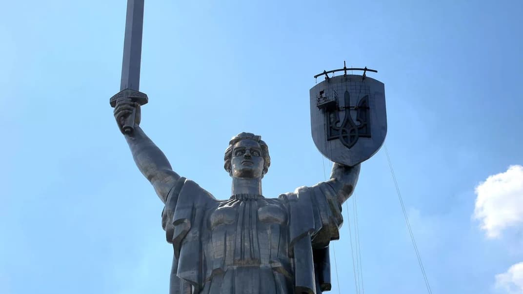 Монумент «Батьківщина-мати» в Києві після встановлення тризуба на щит, серпень 2023 року. Ілюстративне фото