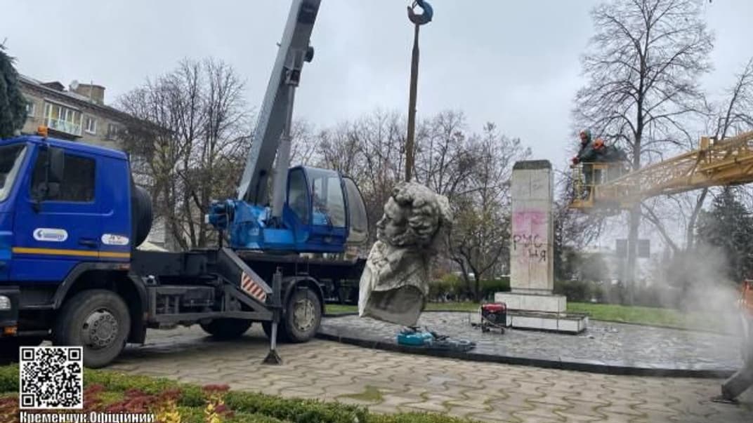 В Кременчуге демонтировали памятник Пушкину