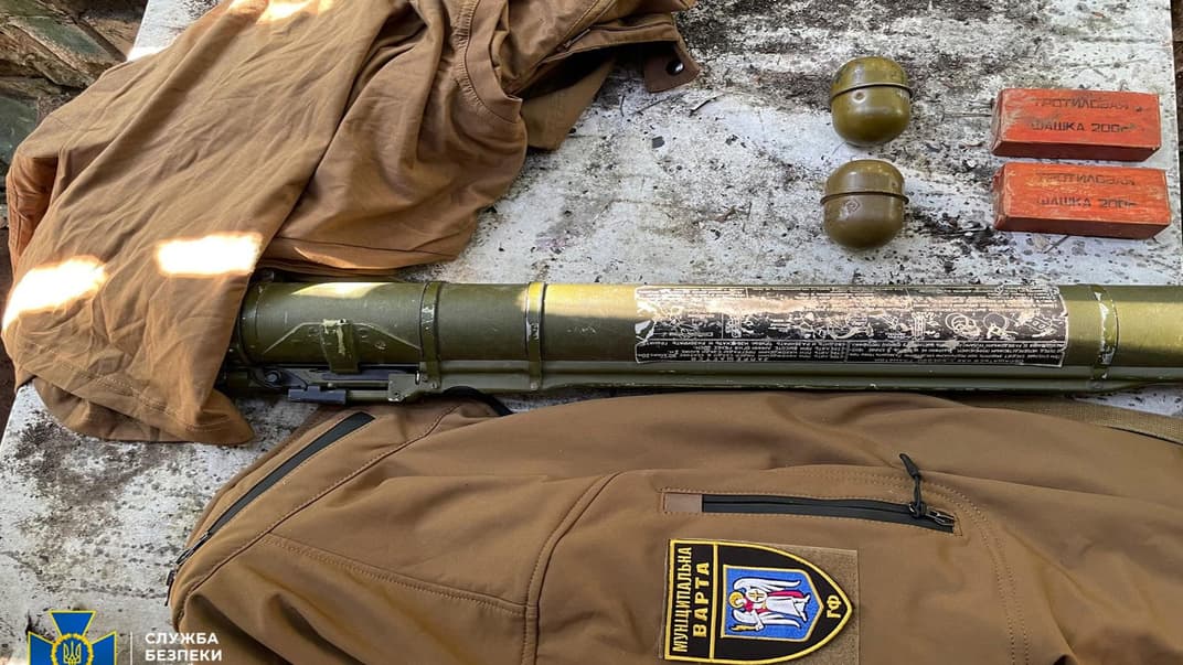 Гранатомет та однострій «Муніципальної варти», які знайшли під час обшуків на території полігона