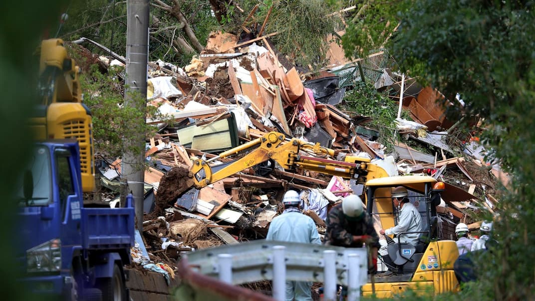 На востоке Японии в результате ливней и наводнений погибли по меньшей мере десять человек, трое пропали без вести