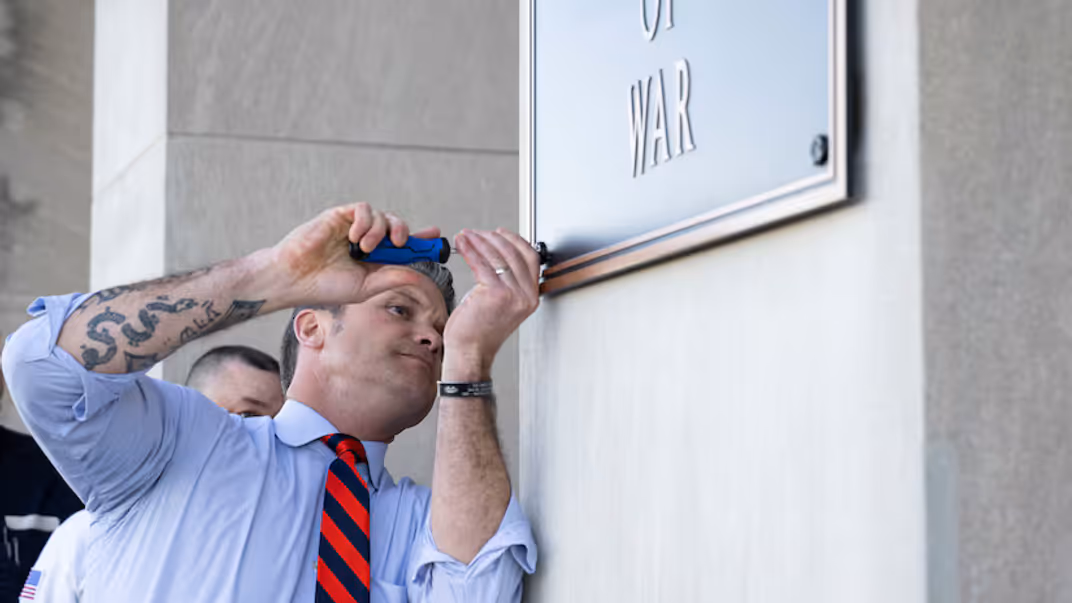 Очільник Пентагону Піт Гегсет встановлює табличку з надписом Міністерство війни