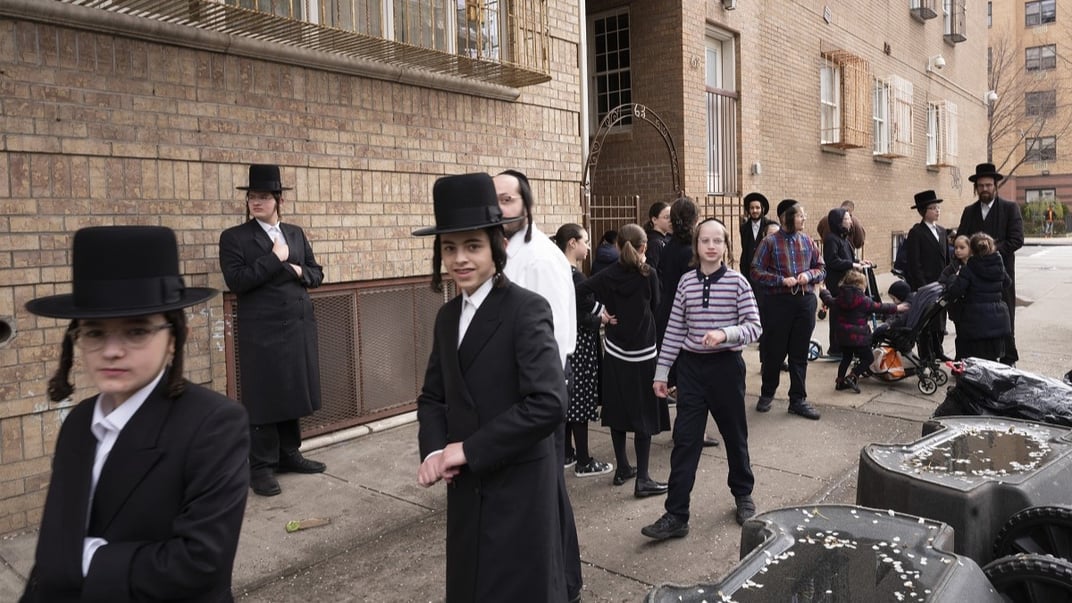 Иллюстративная фотография. Еврейские дети в первый день Песаха в районе Уильямсбурга в Нью-Йорке во время пандемии коронавируса