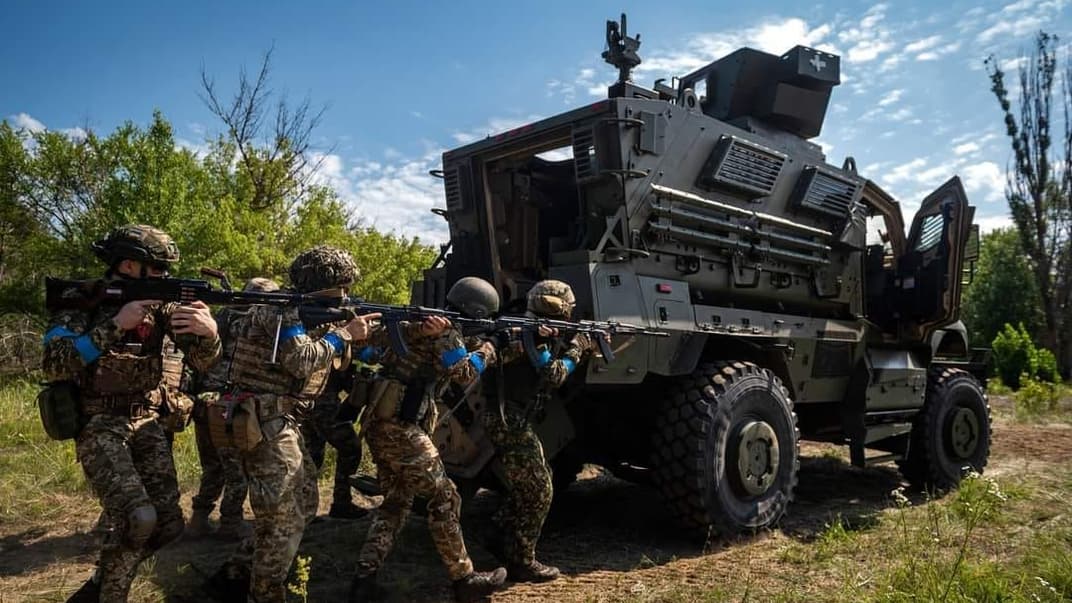 Украинские военнослужащие на поле боя