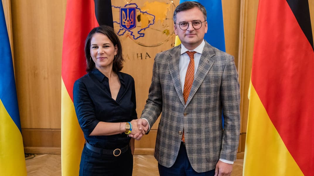 Міністерка закордонних справ Німеччини Анналена Бербок зі своїм українським колегою Дмитром Кулебою