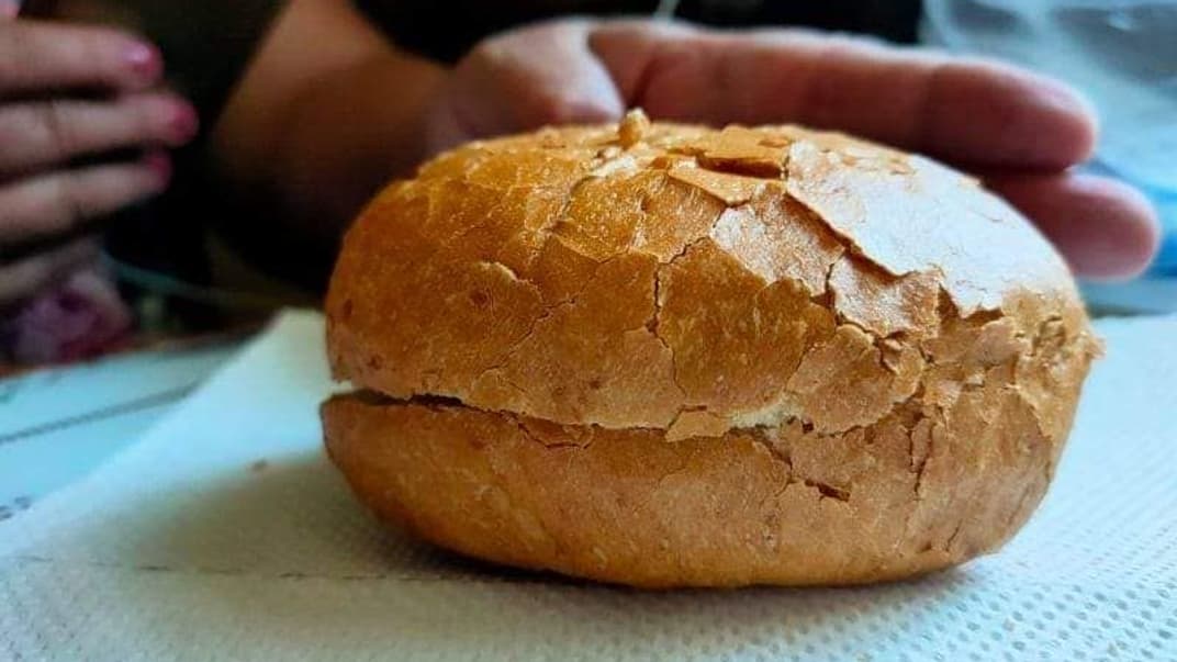 Булочка для гамбургера с начинкой внутри — типичный элемент школьного обеда