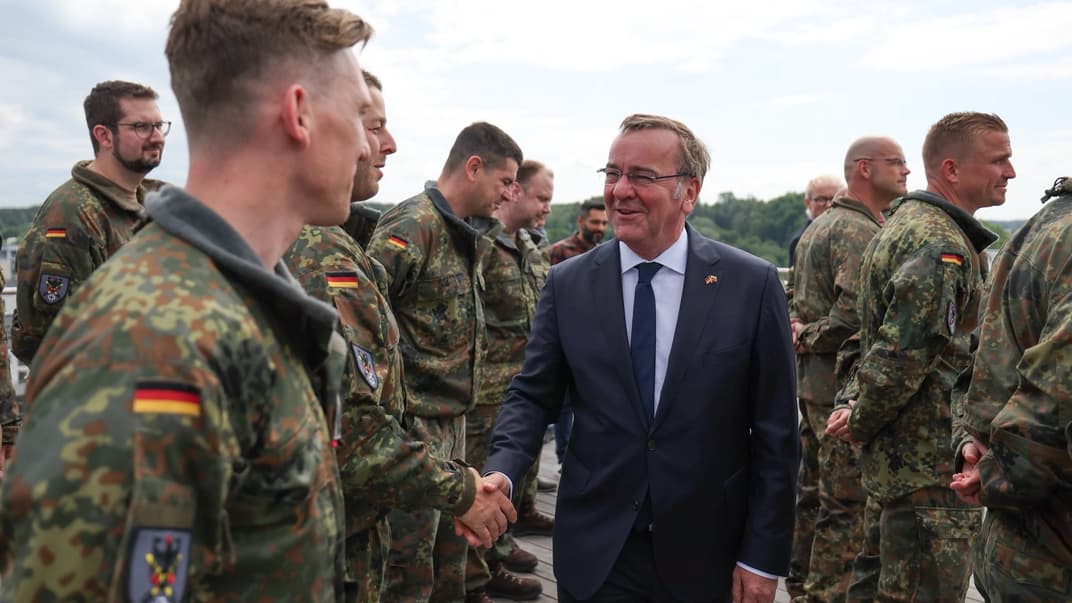 Министр обороны Германии Борис Писториус с немецкими военными