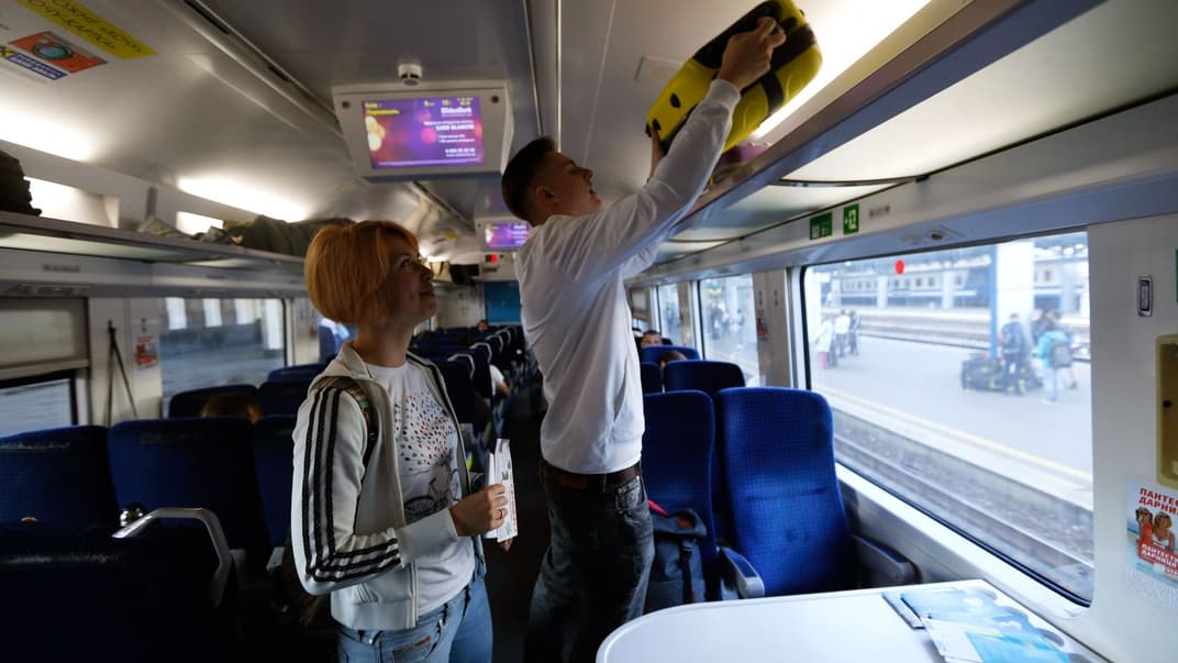 Украинцы в скоростном поезде, следующем из Киева в польский Перемышль, Киев, 11 июня 2017 года