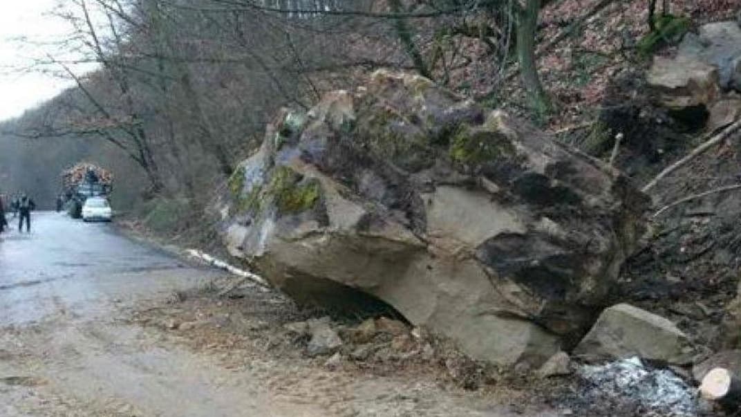 Каменная глыба между селами Нересница и Ганичи