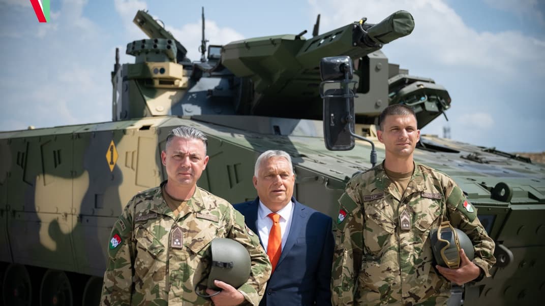 Прем'єр-міністр Угорщини Віктор Орбан стоїть поруч з угорськими військовими під час церемонії відкриття нового заводу бойових машин в місті Залаегерсег, на південному заході Угорщини, 18 серпня 2023 року