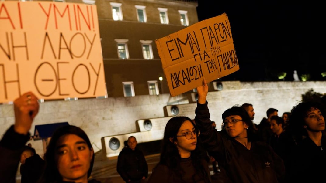 Протестувальники мітингують біля грецького парламенту, вимагаючи притягнення до відповідальності винних у залізничній катастрофі 2023 року в Афінах, 7 березня 2025 року