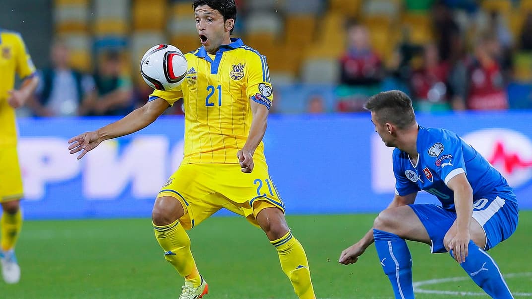 Півзахисник збірної України Едмар (ліворуч) під час матчу кваліфікаційного етапу Євро-2016 Україна - Словаччина на стадіоні «Олімпійський» у Києві, 8 вересня 2014 року
