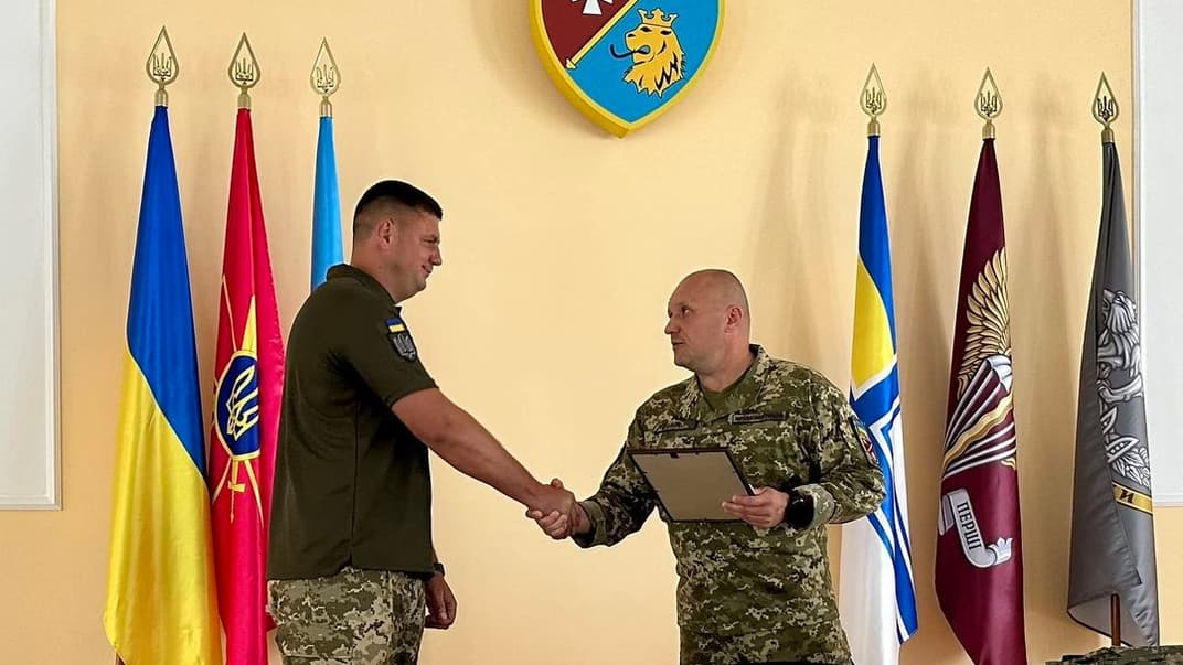 Денис Чаюк (слева)