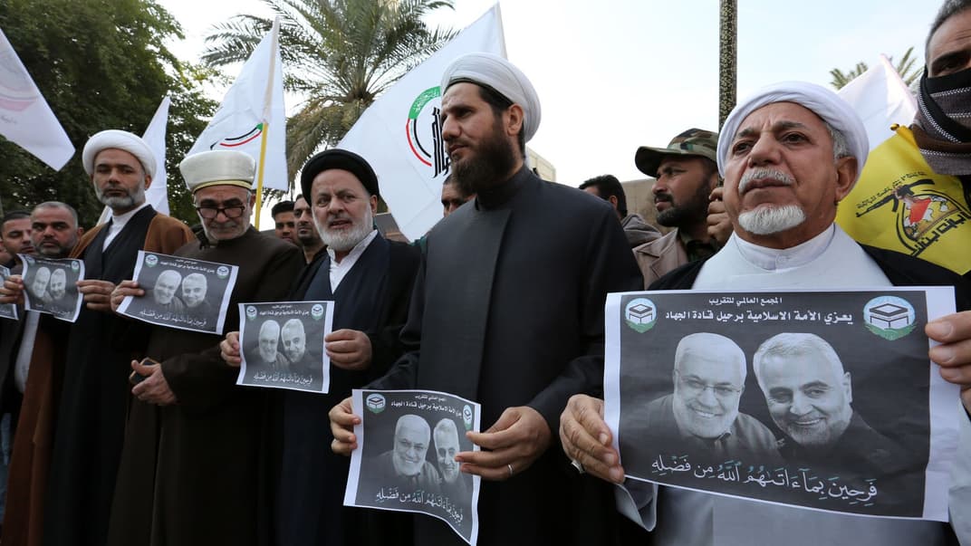 Люди зібралися на церемонії прощання з убитими Касемом Сулеймані та Абу Магді аль-Мугандесом у Багдаді, Ірак, 4 січня 2020 року