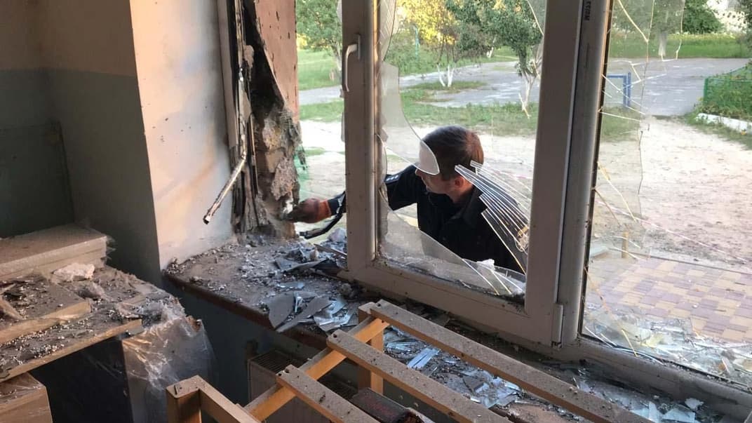 В Ровенской области из-за конфликта с предпринимателем мужчина поджег его грузовик и бросил гранату в кафе-магазин