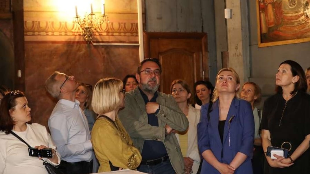 Народні депутати у вівтарі чернігівського Спасо-Преображенського собору