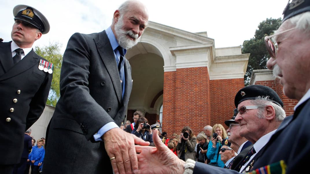 Британский принц Майкл Кентский приветствует ветеранов во время церемонии памяти на кладбище Комиссии могил Содружества в Дюнкерке, на севере Франции, по случаю 75-й годовщины эвакуации Дюнкерка, 22 мая 2015 года