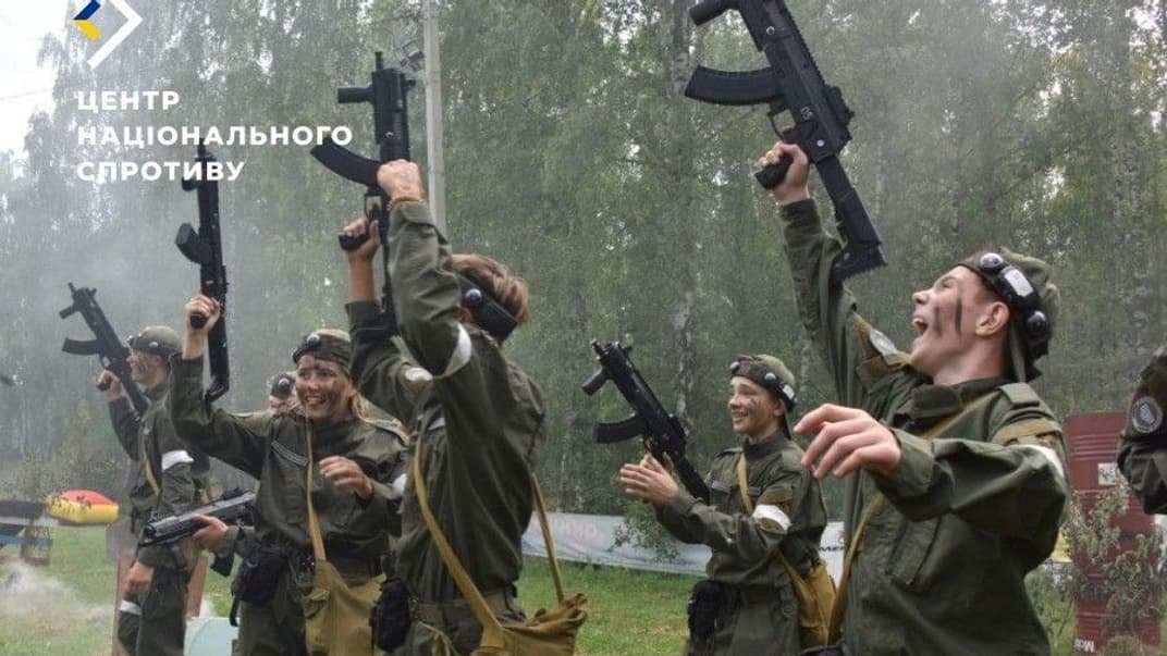 Подростки с оружием. Иллюстративное фото