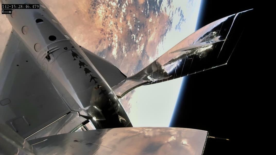 Космический корабль VSS Unity на материнском корабле VMS Eve на высоте более 80 километров над Землей во время испытания. 22 мая 2021 года
