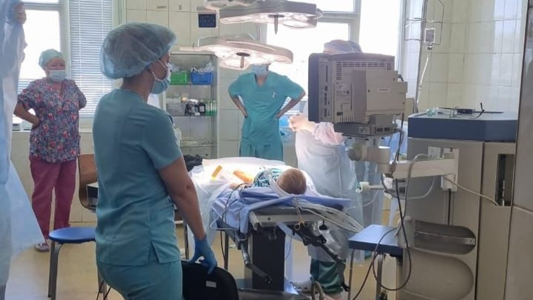 Медики «Охматдета» проводят операцию на базе Киевской областной клинической больницы, Киев, 12 июля 2024 года