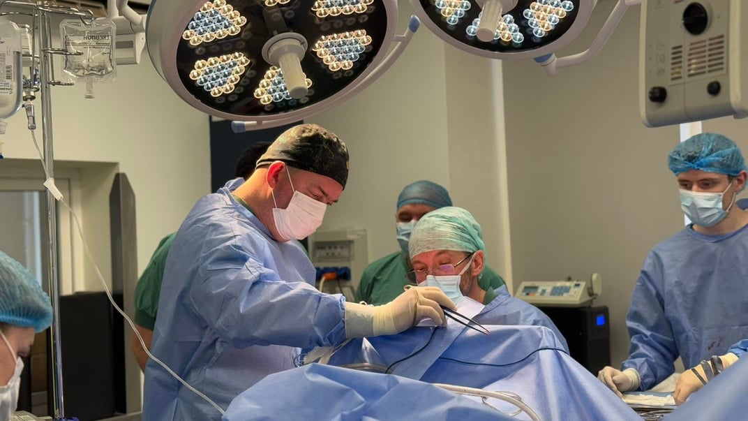 Львівські медики видалили пухлину головного мозку, поки пацієнт був при тямі