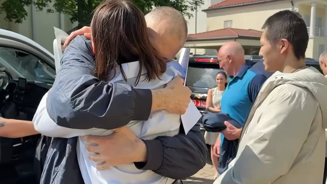 Світлана Тихановська обіймає свого чоловіка, білоруського опозиціонера Сергія Тихановського, звільненого з ув’язнення в Білорусі