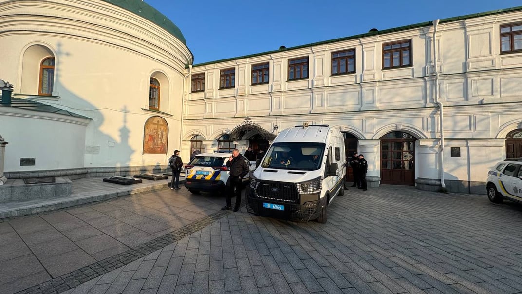 Правоохоронці на території Києво-Печерської лаври