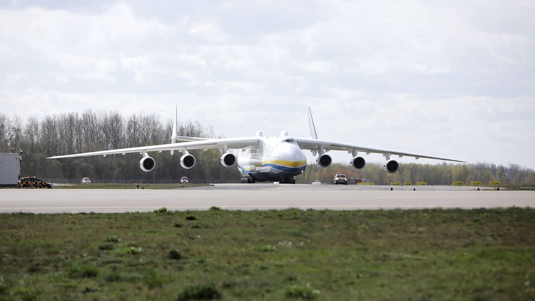 Найбільший у світі транспортний літак Ан-225 «Мрія» перевіз із Китаю до Польщі 100 тонн медзасобів, аеропорт імені Фридерика Шопена, Варшава, 14 квітня 2020 року
