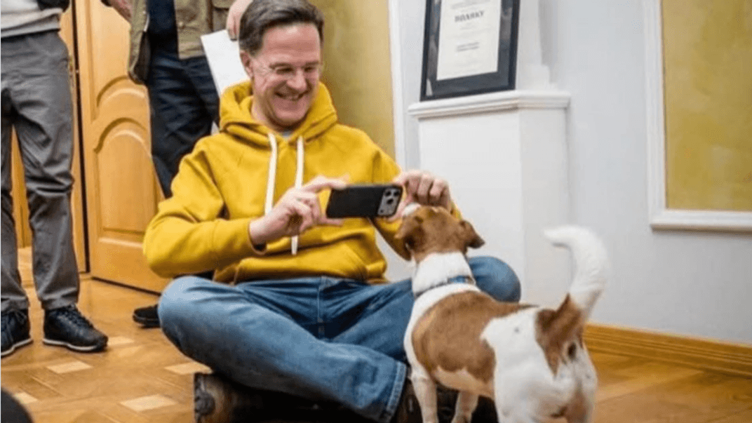 Генеральный секретарь НАТО Марк Рютте и пес Патрон