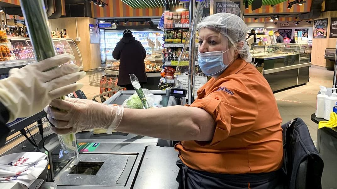 Касирка супермаркету в масці під час карантину в Києві
