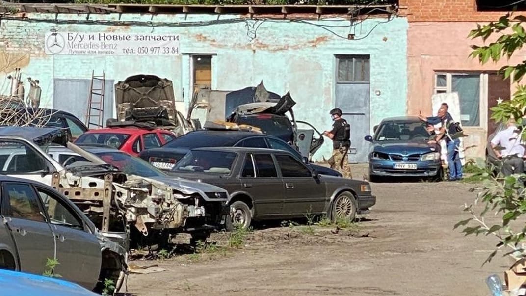 Правоохранители проводят спецоперацию по задержанию подозреваемого в краже авто, но он сопротивляется, Полтава, 23 июля 2020 года