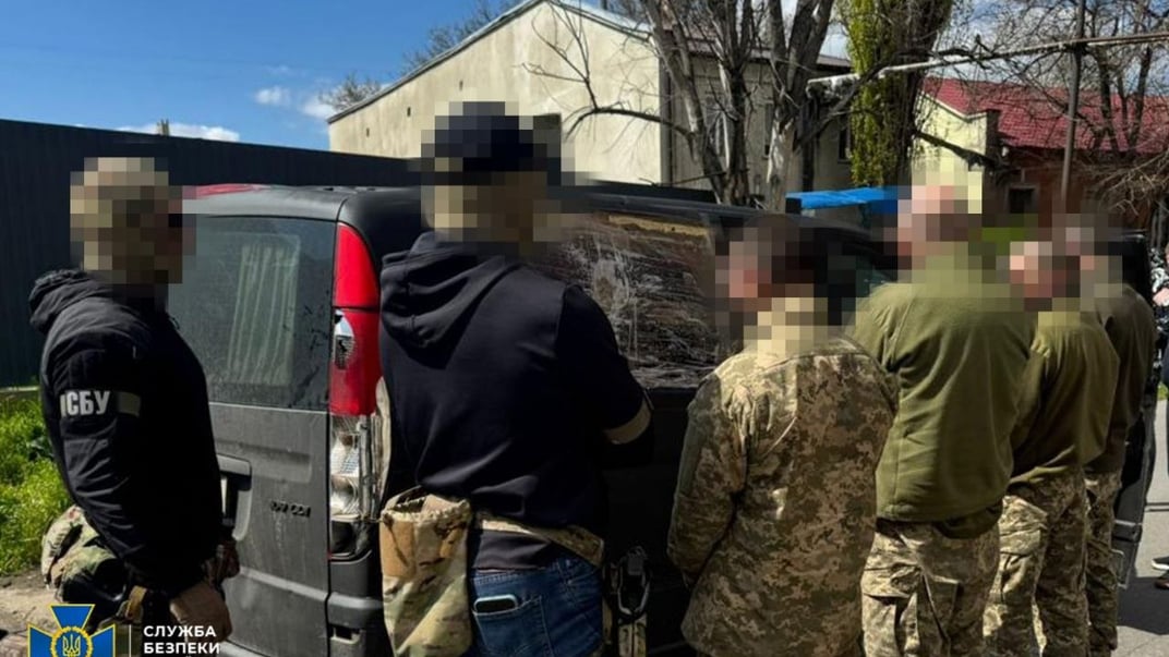 СБУ затримала чотирьох працівників ТЦК за підозрою у викраденні людині та вимаганні 30 тисяч доларів