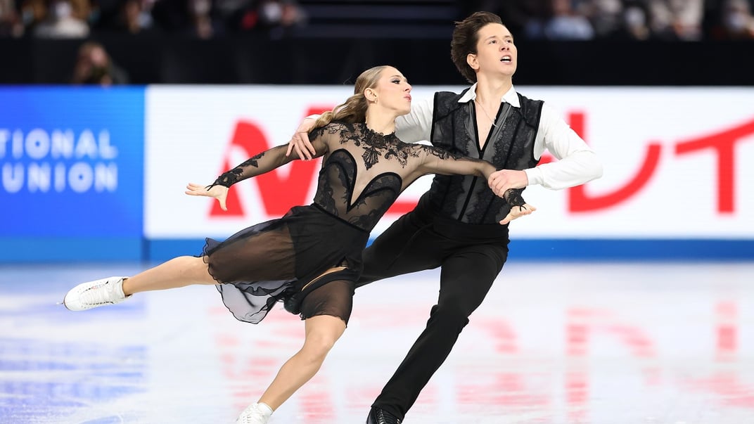 Пара фігуристів Емілея Зінгас та Вадим Колесник виступає у танцях на льоду на фіналі Гран-прі ISU з фігурного катання 2025 року, Японія