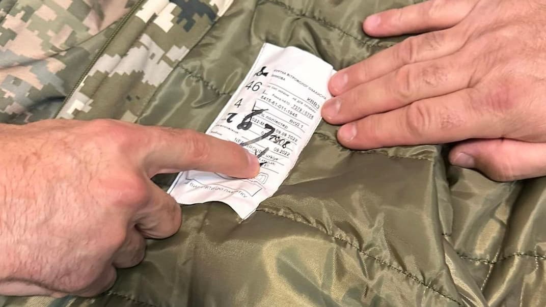 Куртка, которую принесли на заседание антикоррупционного совета, имеет отметки маркером