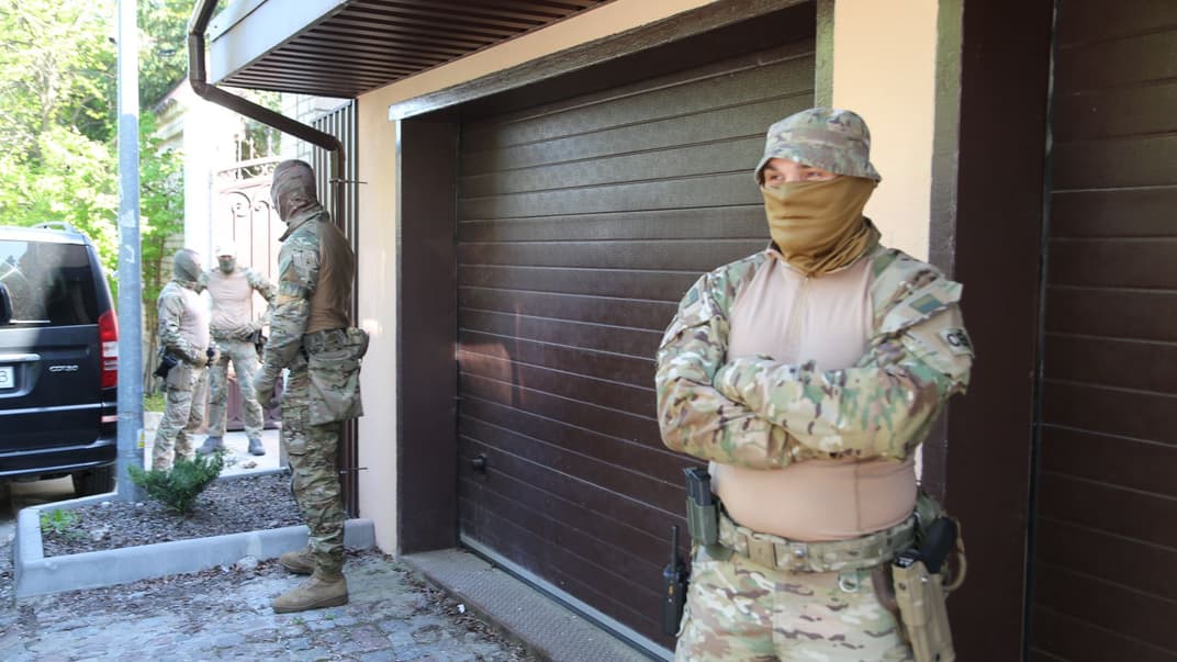 СБУ проводит обыски в доме по улице Монтажников в Киеве, 11 мая 2021 года