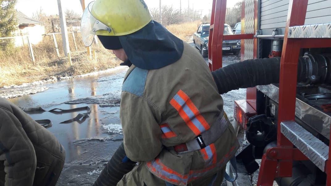 Спасатели откачивают воду в Красногоровке, Донецкая область, 8 декабря 2020 года