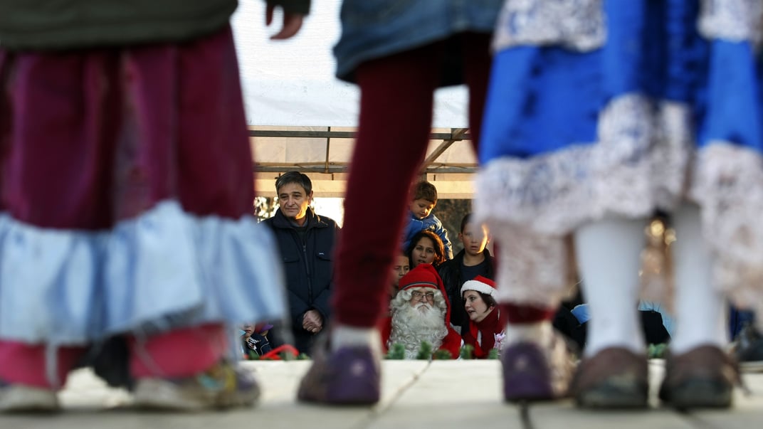 Діти в Угорщині в традиційних ромських спідницях Ілюстративне фото. Діти в Угорщині в традиційних ромських спідницях