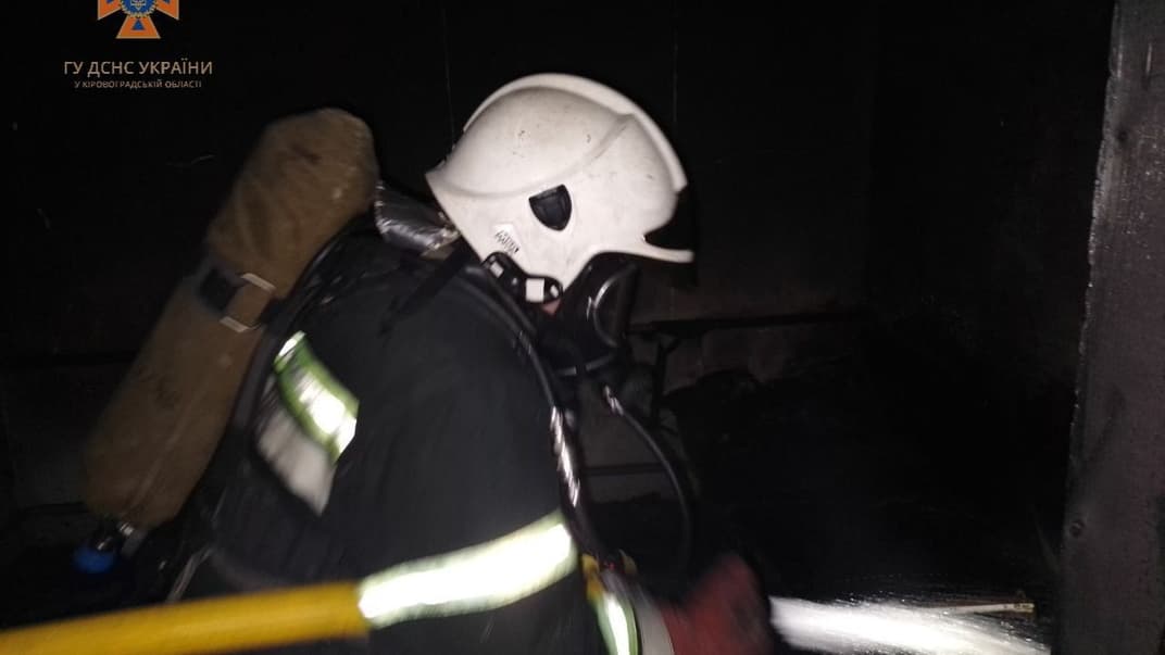 Работа одного из пожарных на месте пожара