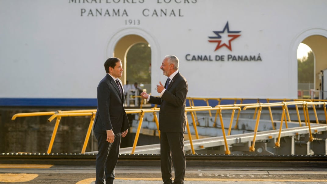 Держсекретар США Марко Рубіо (ліворуч) та адміністратор Панамського каналу Рікаурте Вазкес (праворуч) зустрічаються на території каналу, 2 лютого 2025 року