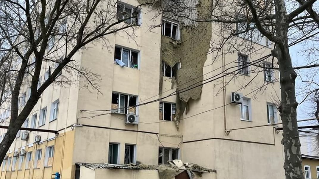 Последствия обстрела областной клинической больницы в Херсоне