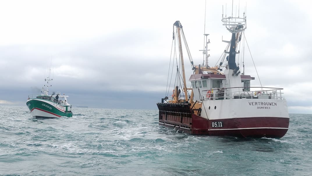 Британская (справа) и французская рыбацкие лодки в проливе Ла-Манш. Иллюстративное фото