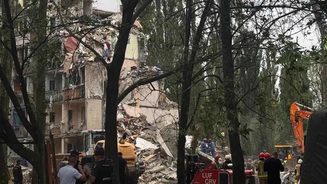 Зруйнований російською ракетою під’їзд багатоповерхівки, Київ, 31 липня 2025 року