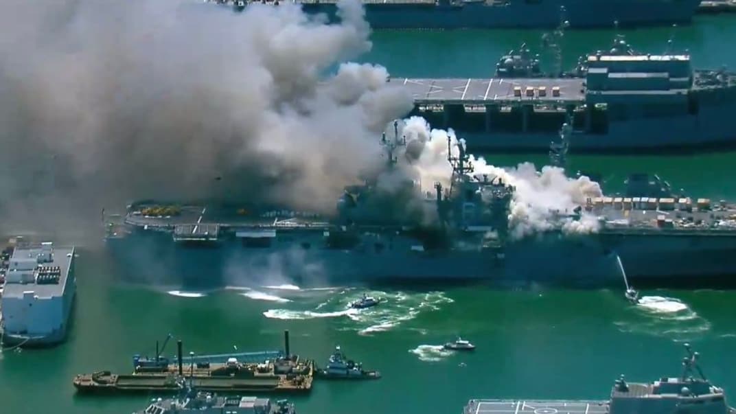 На военно-морской базе в Сан-Диего продолжается пожар на десантном корабле Военно-морских сил США USS Bonhomme Richard
