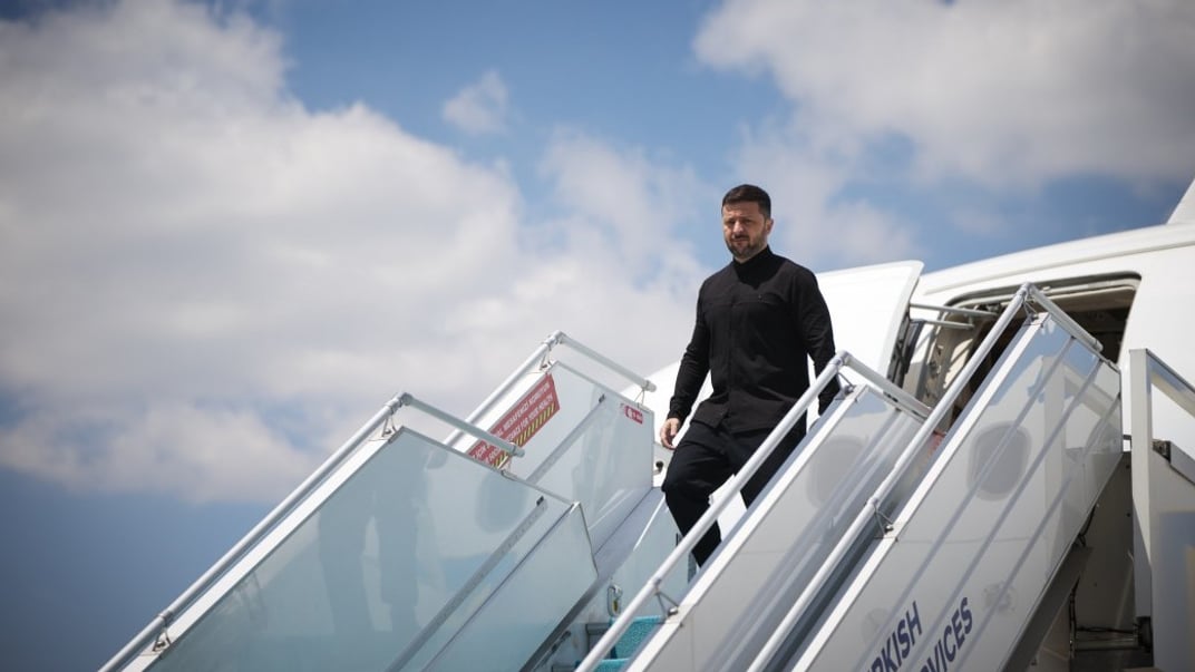 Президент України Володимир Зеленський виходить із літака, починаючи свій візит у Туреччині 15 травня 2025 року