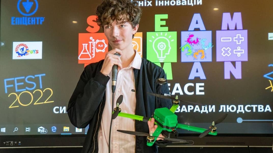 Юрій Тумир презентує власний дрон-міношукач на IV Всеукраїнському STEAM-FEST в Івано-Франківську, 24 жовтня 2022 року