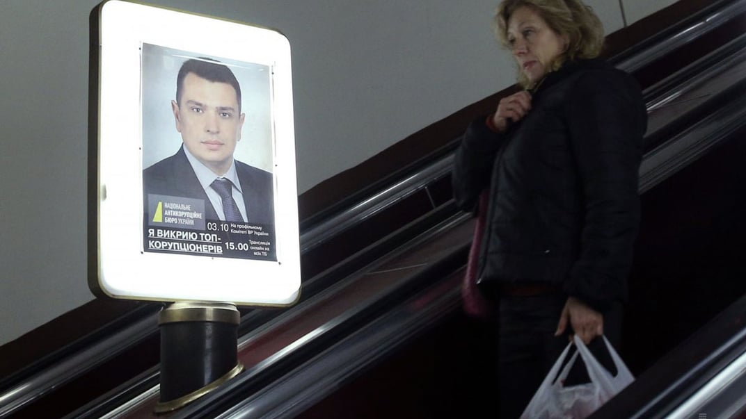 Рекламний борд із зображенням директора Національного антикорупційного бюро України Артема Ситника в столичному метрополітені, Київ, 1 жовтня 2018 року 