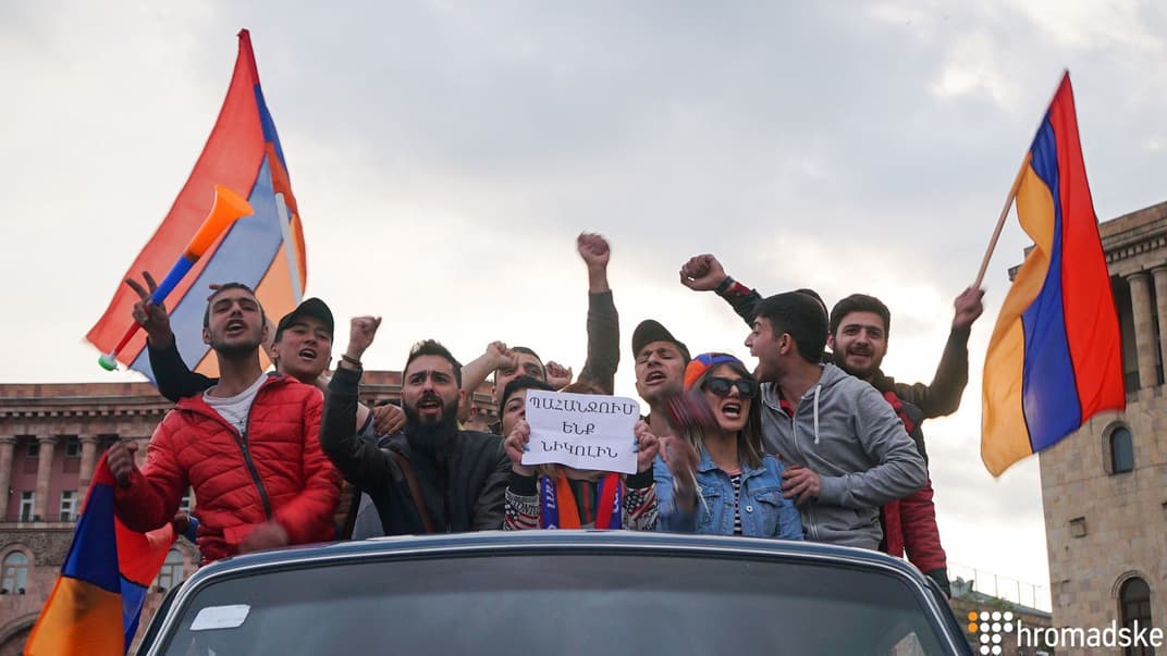 Учасники акції протесту опозиції у Єревані, 22 квітня 2018 року